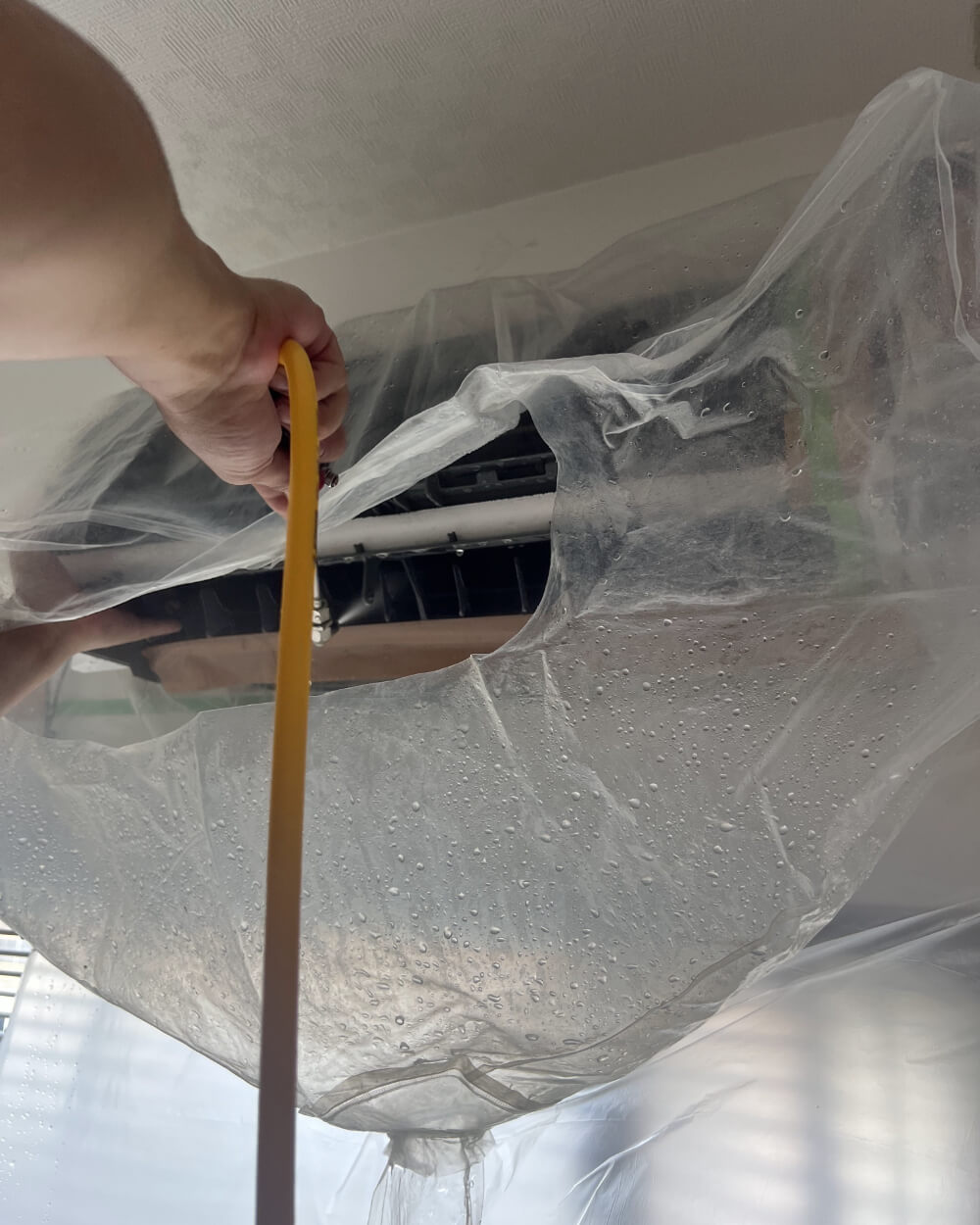 エアコンクリーニング作業の様子