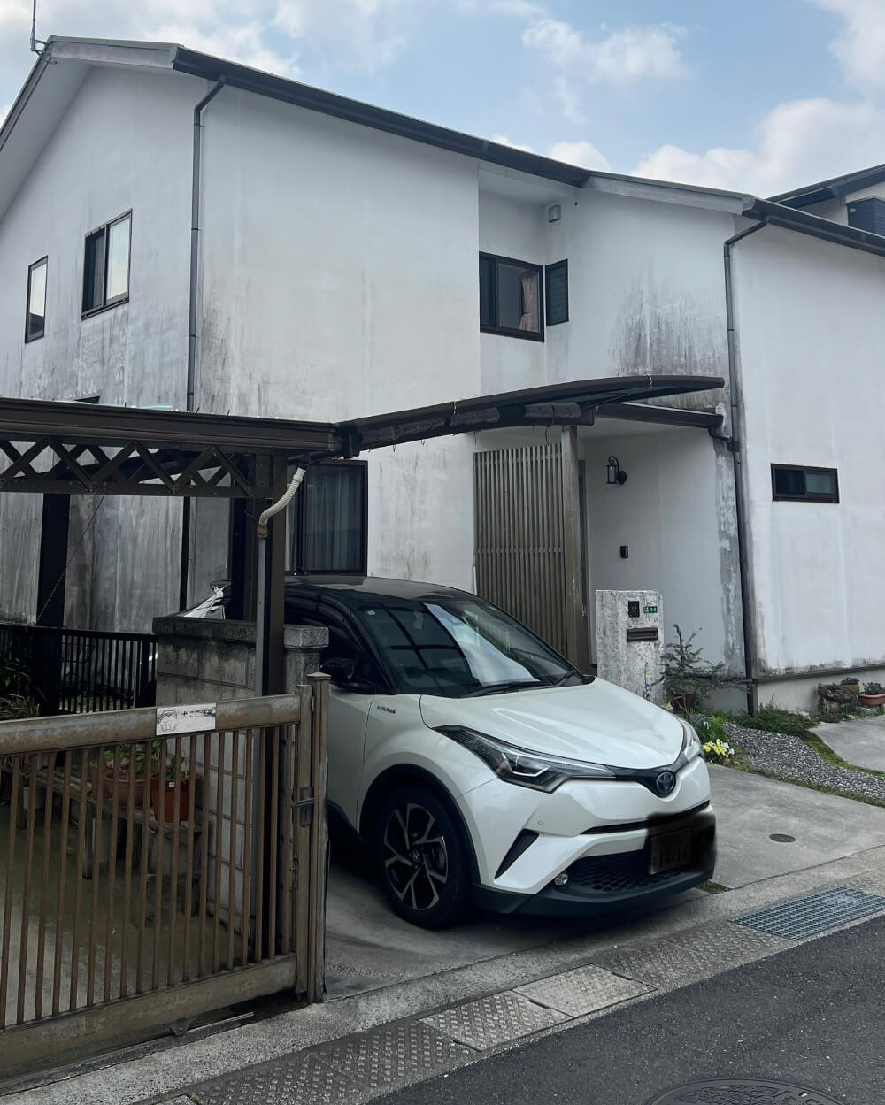 白い外壁に黒カビの発生した外壁塗装前の外観